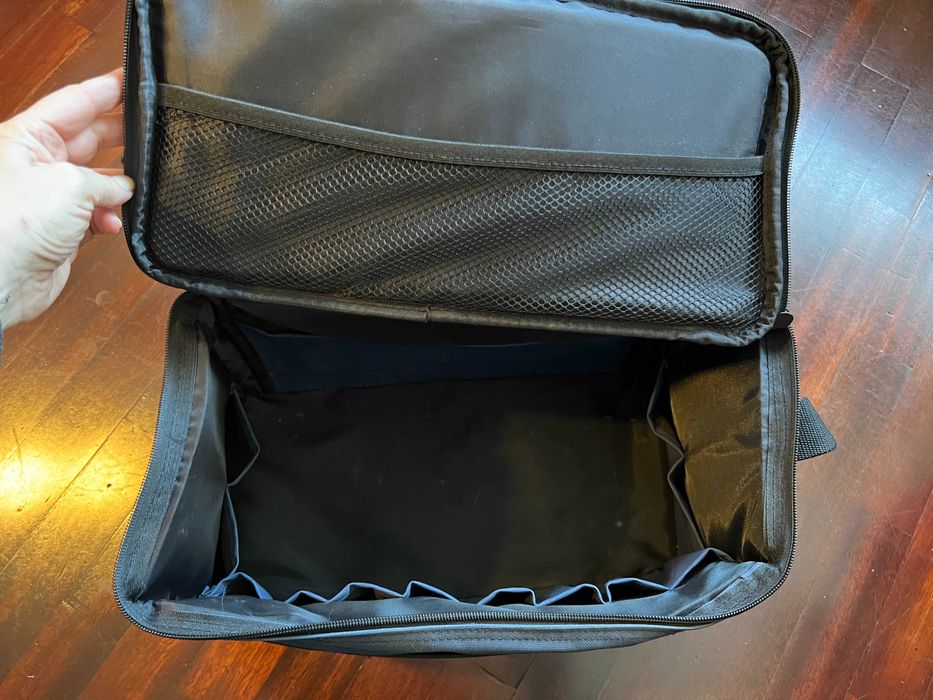 Mala ferramentas semi-rígida Rubbermaid para transporte e organização de material.