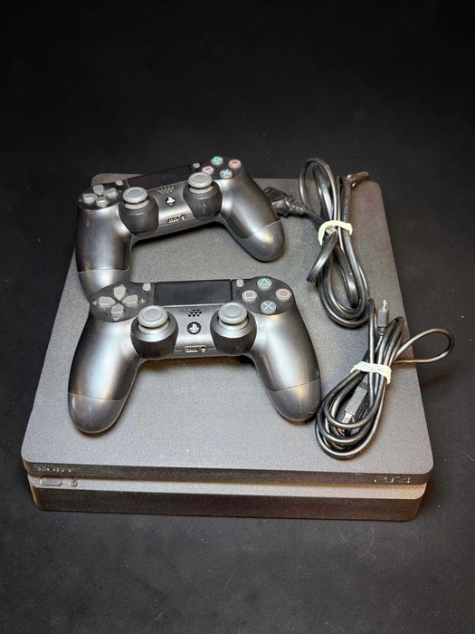 PS4 Slim 1TB + 2 pady + okablowanie – bardzo dobry stan