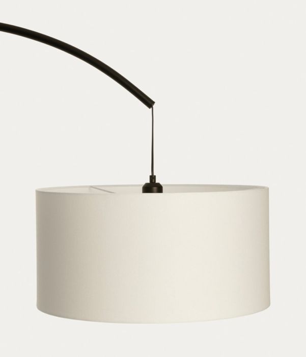 Candeeiro de pé marmoreado com abajour em linho