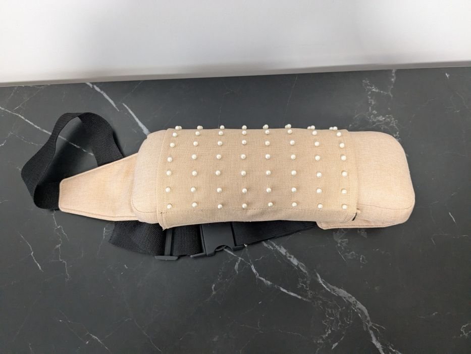 Поперекова подушка для автомобіля з масажним ефектом