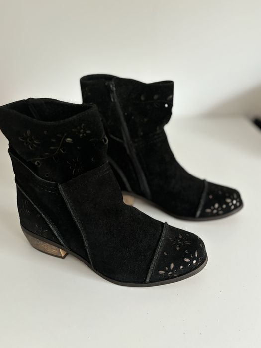 Czarne botki na płaskiej podeszwie