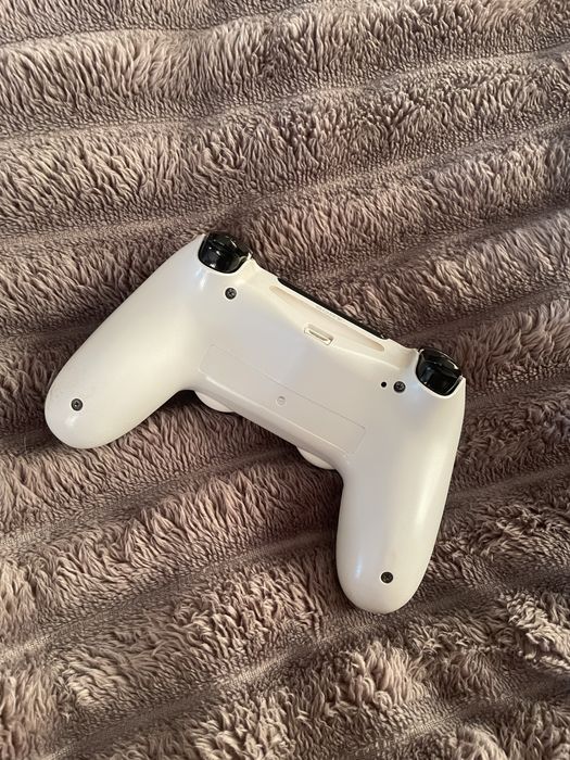 PlayStation 4 500GB + 2 pady