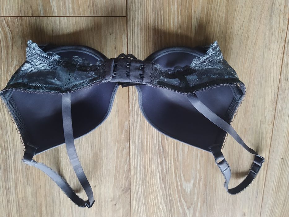 Elle MacPherson - biustonosz