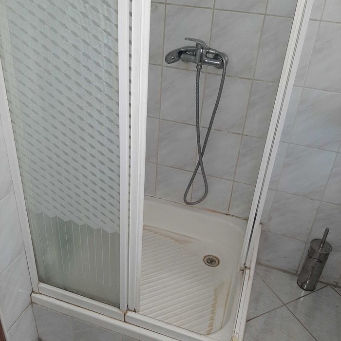 Umywalka Roca narożna, stojąca