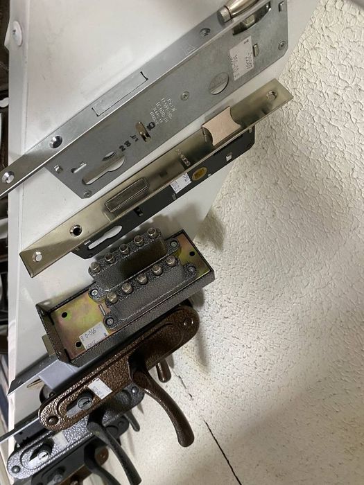 Ручки та замки для хвірток