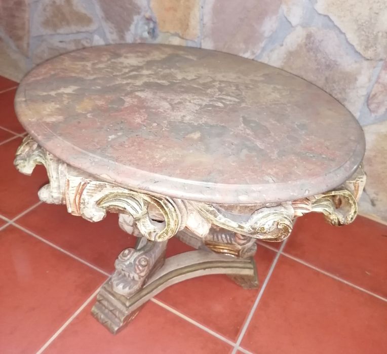 Mesa redonda com pedra mármore e pé em madeira