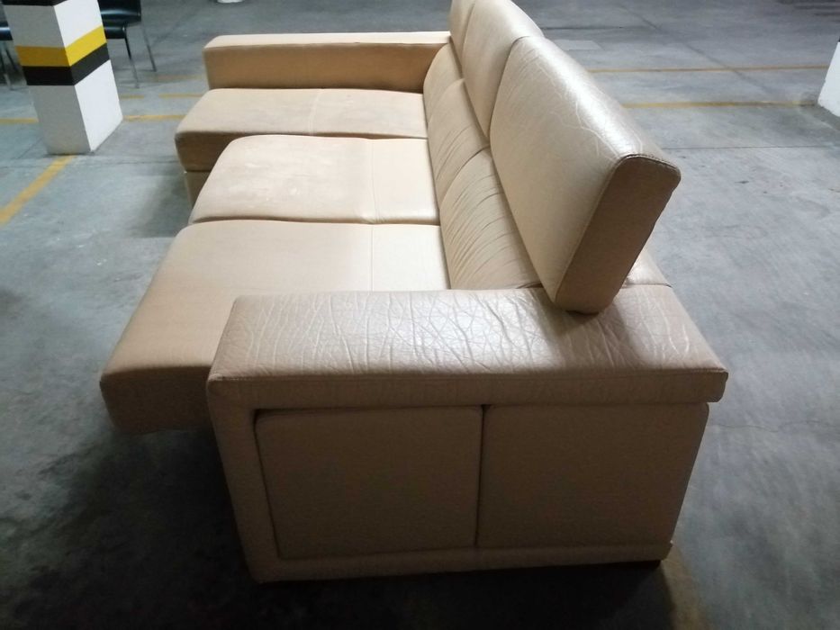 Sofá 3 lugares chaise long a direita c/ arrumo e 2 puffs