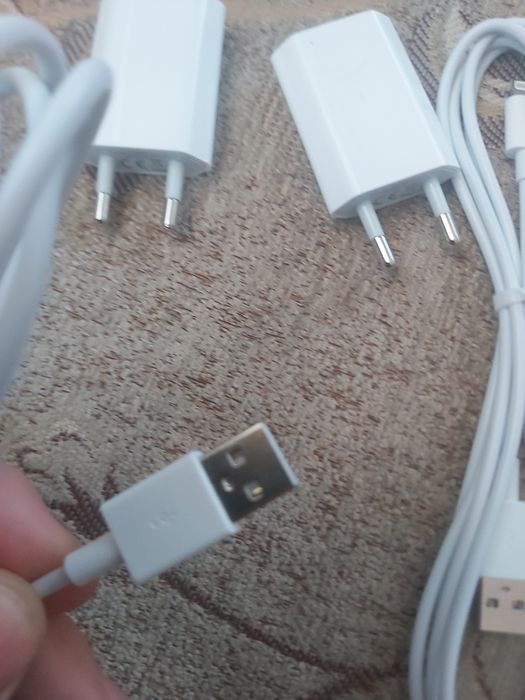 Dwie oryginalne ładowarki i kable do urządzeń Apple