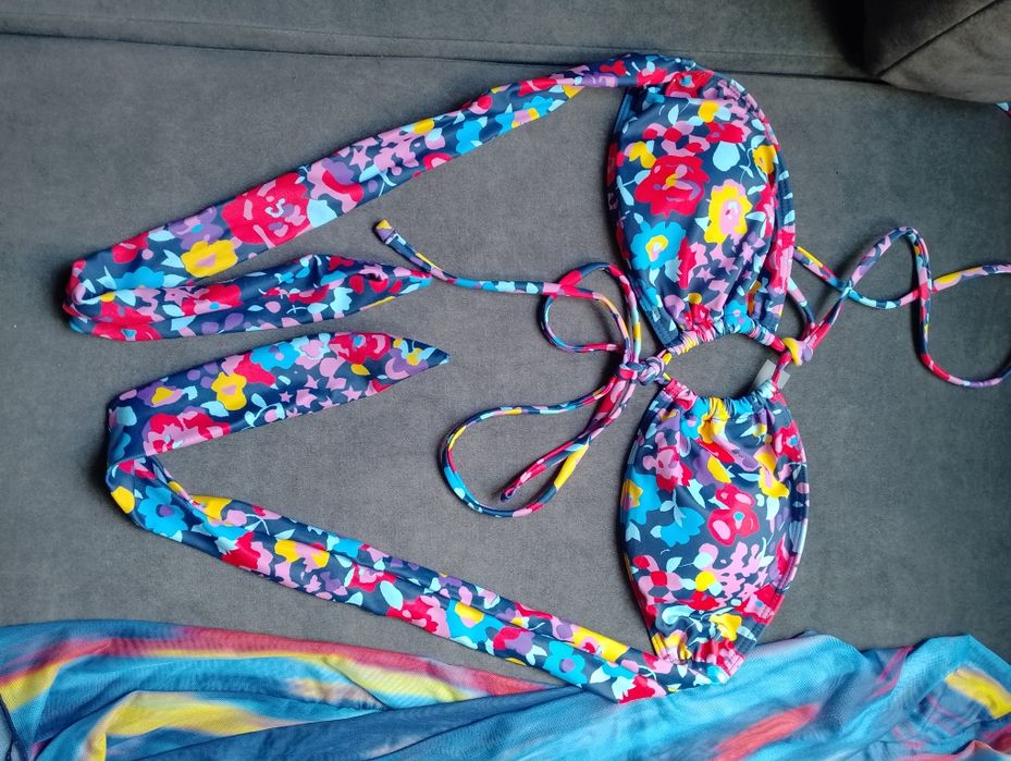 Strój kąpielowy i narzutka plażowa
