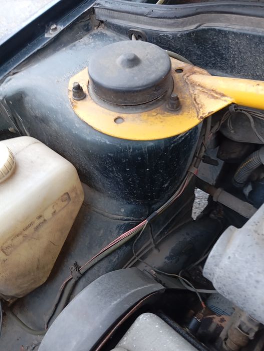 ВАЗ 21083 інжектор 2001 року.