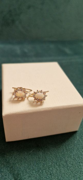 Złote kolczyki z opalem i cyrkoniami