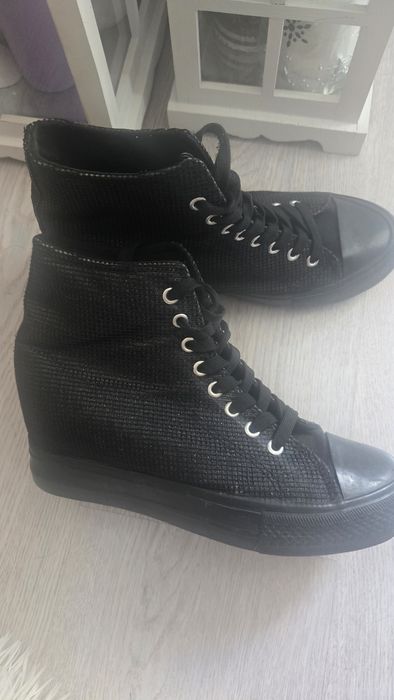 Mieniące czarne trampki