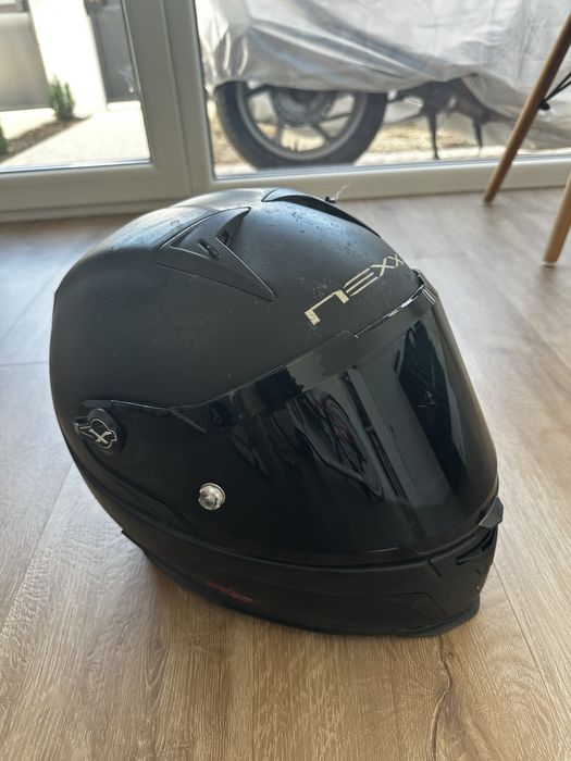Capacete NEXX de cor preta