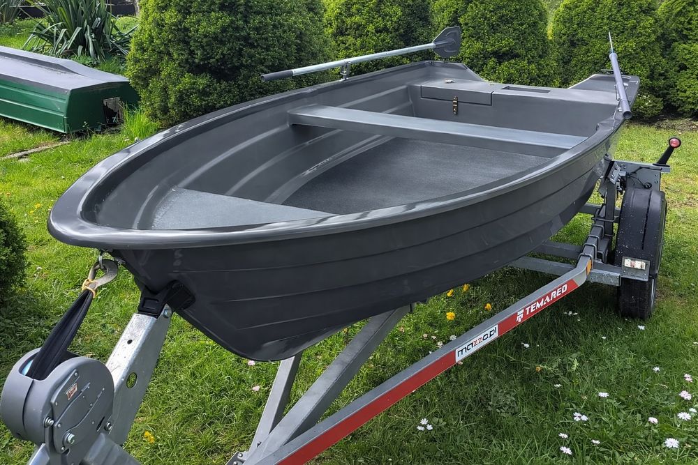 Nowa bardzo  stabilna  łódź  łódka  wiosłowa  wędkarska