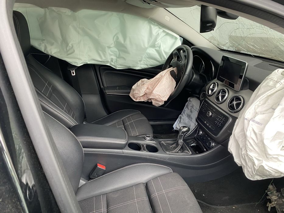 Venda de salvados ou em peças - Mercedes GLA 180d