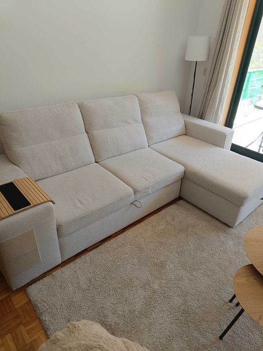Sofá chaise longue com baú e puffs