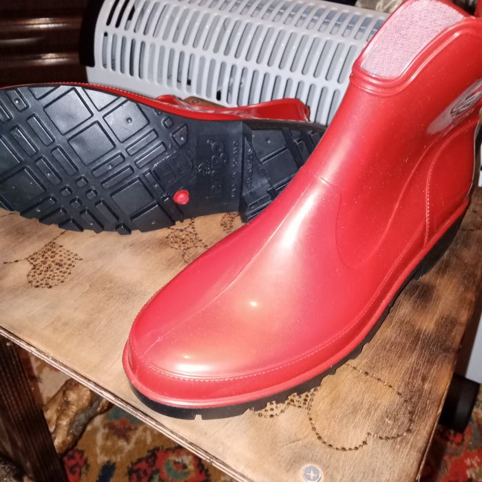 Продам ботинки резиновые