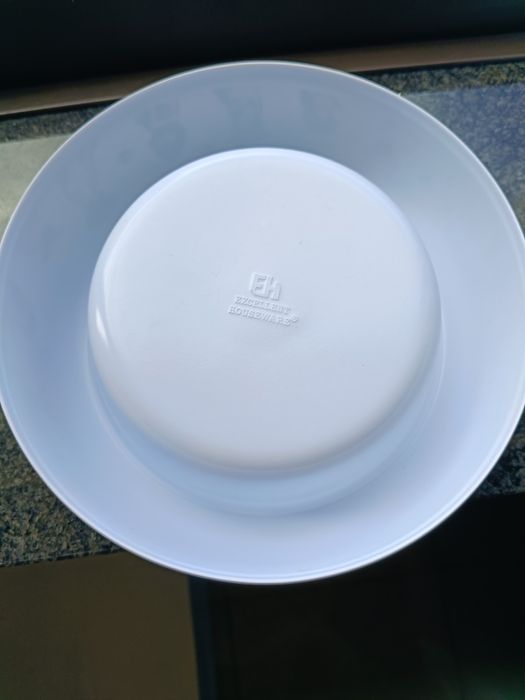 Dois comedouros cão novos