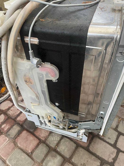 Посудомийна машина Bosch SPV40E із несправністю. Протікає помпа.