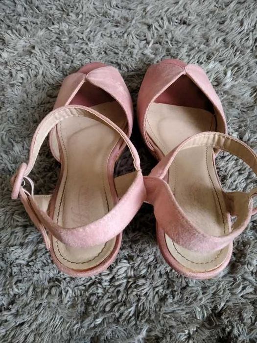 Różowe buty sandały na obcasie brokatowe barbie