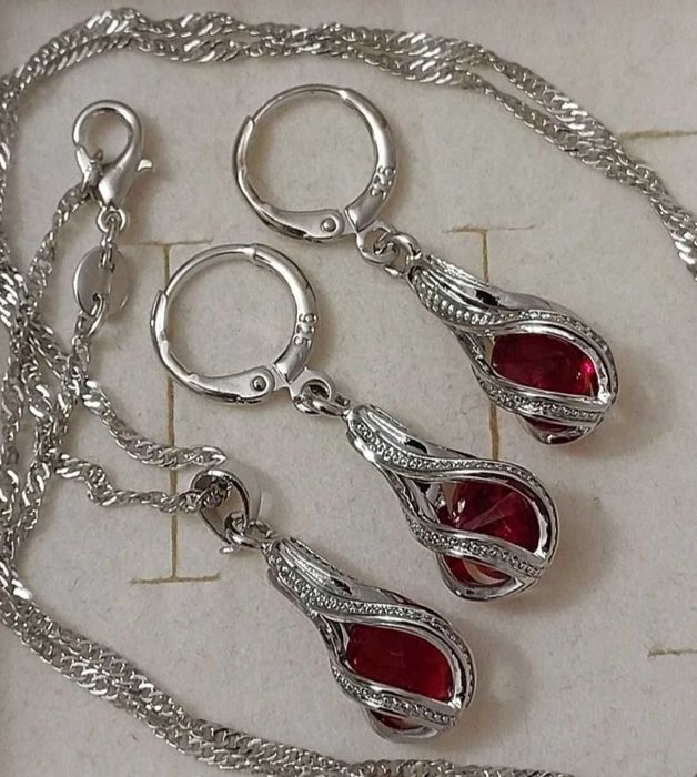 Srebrny komplet biżuterii z czerwonym oczkiem