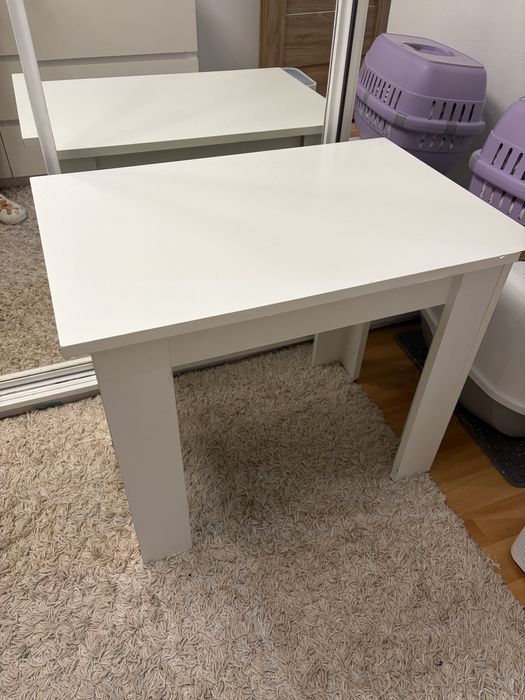 Mały stolik ze śladami uzytkowania