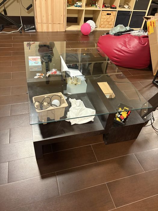 Mesa de centro com tampo em vidro