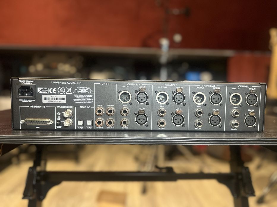 Universal Audio 4-710 4-kanałowy preamp mikrofonowy