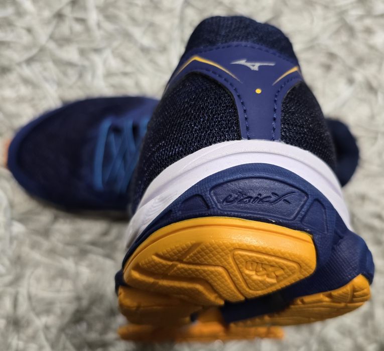 Шикарние кросівки mizuno wave ultima 10.