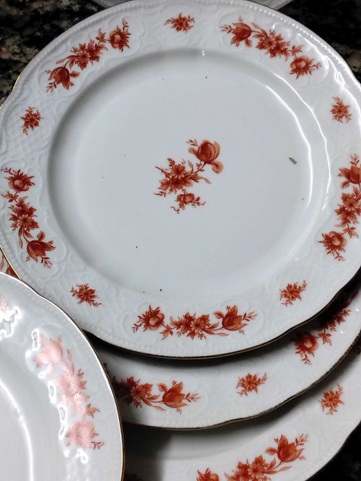 12 pratos ladeiros novos de louça de alta qualidade