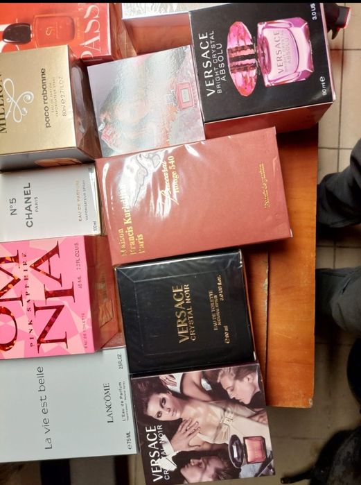 Perfumy różnych firm