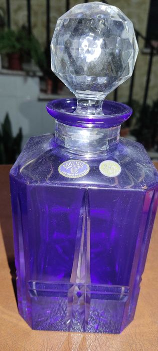 Garrafa de cristal azul mais dois copos.