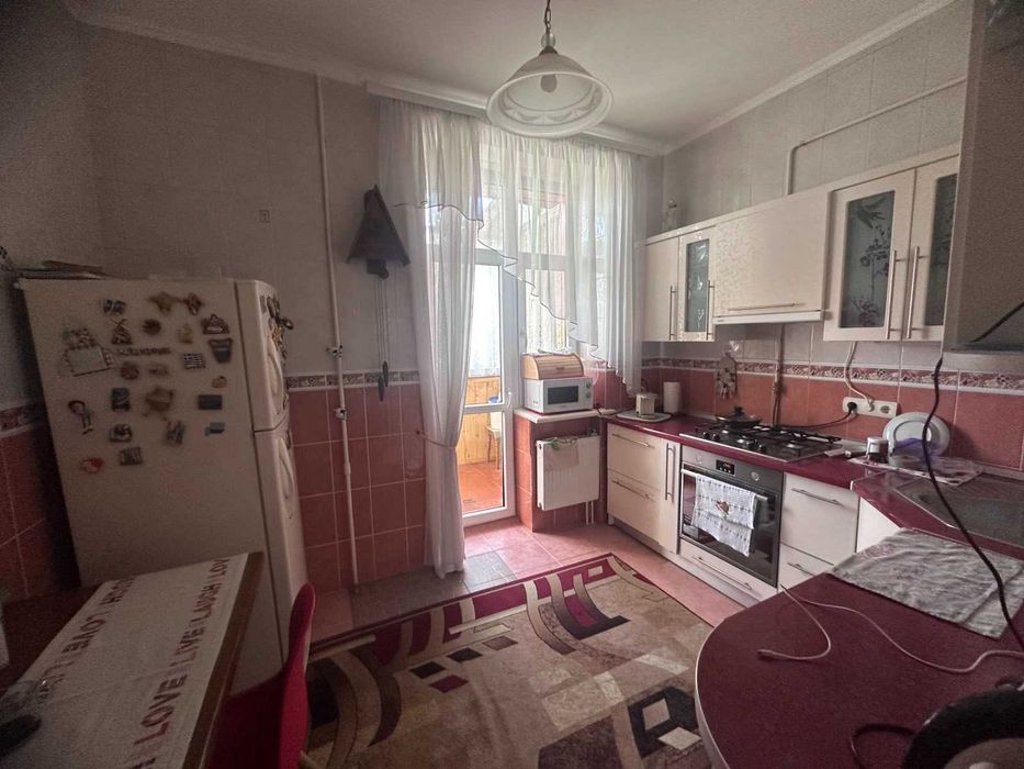 Продам трикімнатну квартиру Лятошинського