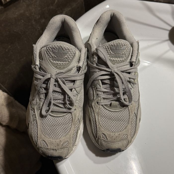 adidas Astir 38 і 2/3, 24 см, оригінал сірі кросівки адідас