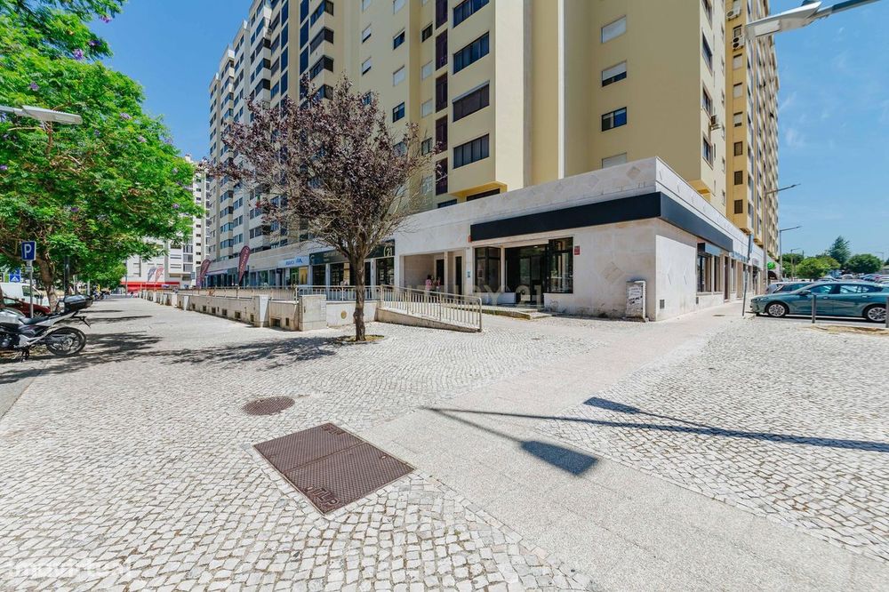 Loja  com duas frentes  em Sacavém, Loures - 120m²