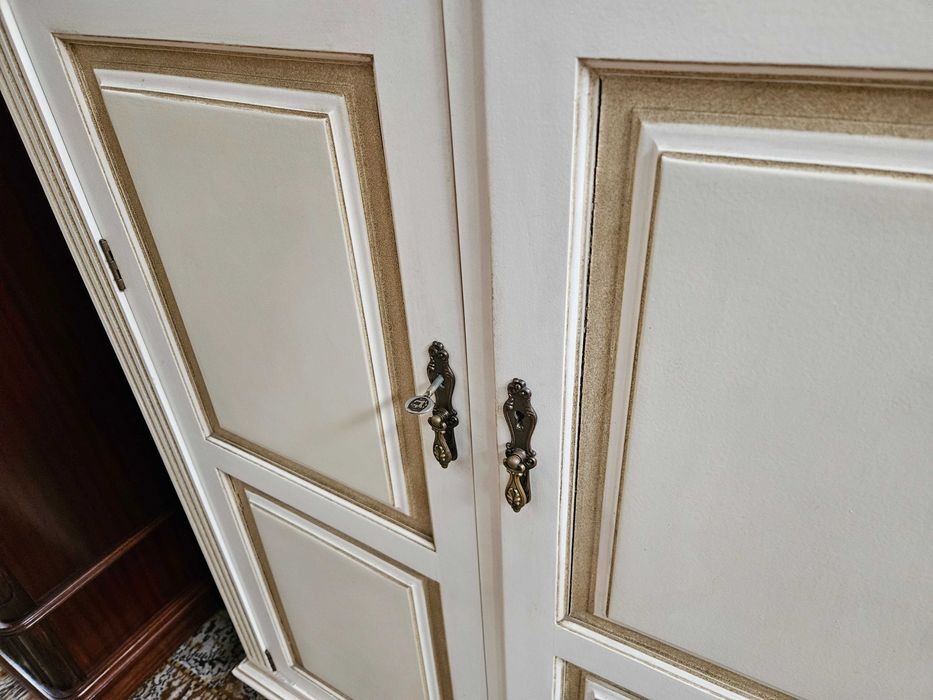 Roupeiro de duas portas em madeira, pintado - Bom estad