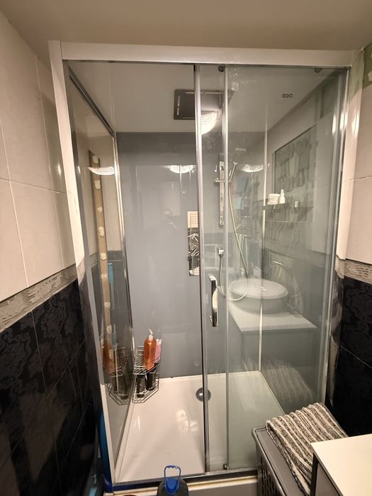 Душовий бокс з гідромасажем