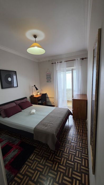 Quarto de Casal em Linda a Velha