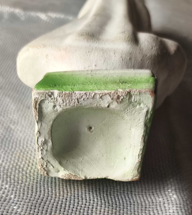 Oratório antigo com santa