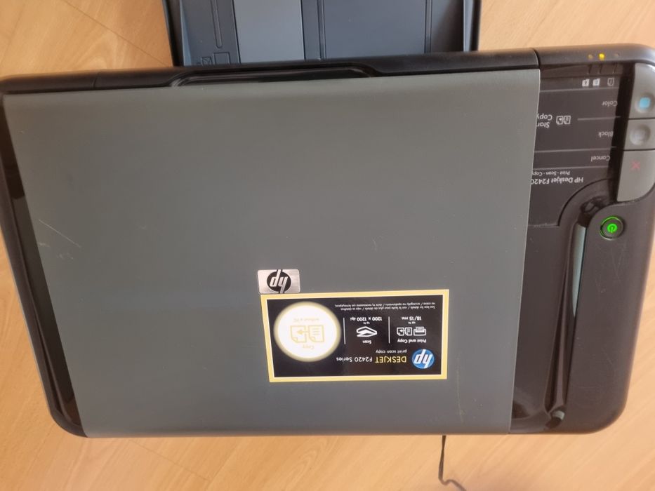 Impressora Hp deskjet F2420 tres em um, imprime, fotocopiq e digitaliz