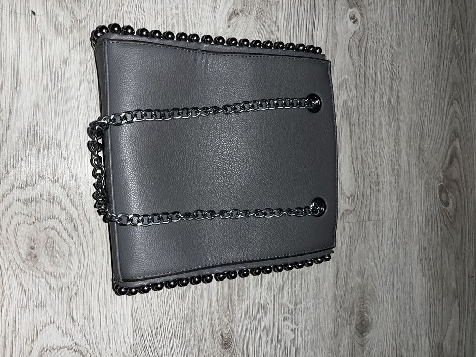 Szara torebka ze srebrnymi kulkami po bokach