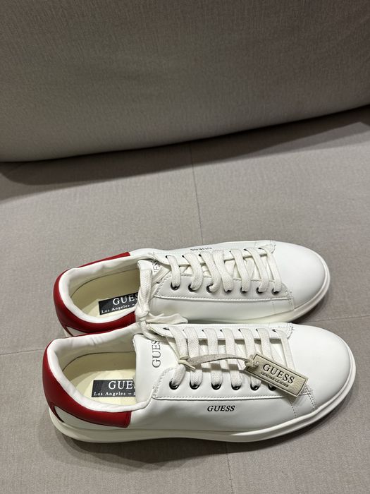 Sneakersy guess biały z czerwonym.