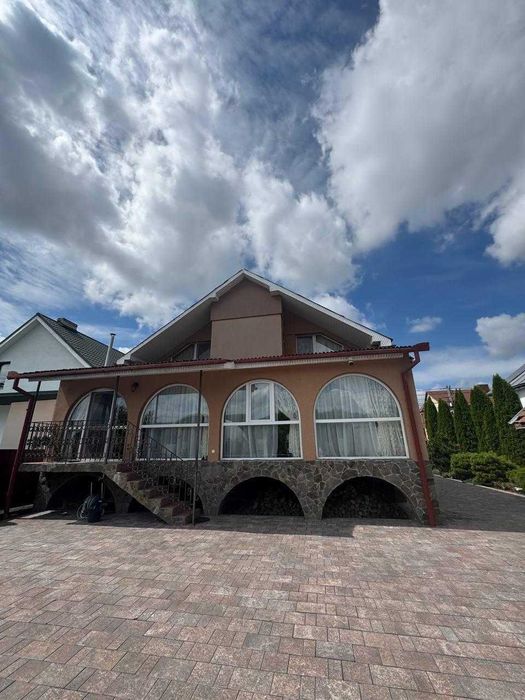 Продається сучасний 1,5-рівневий будинок у с. Барвінок