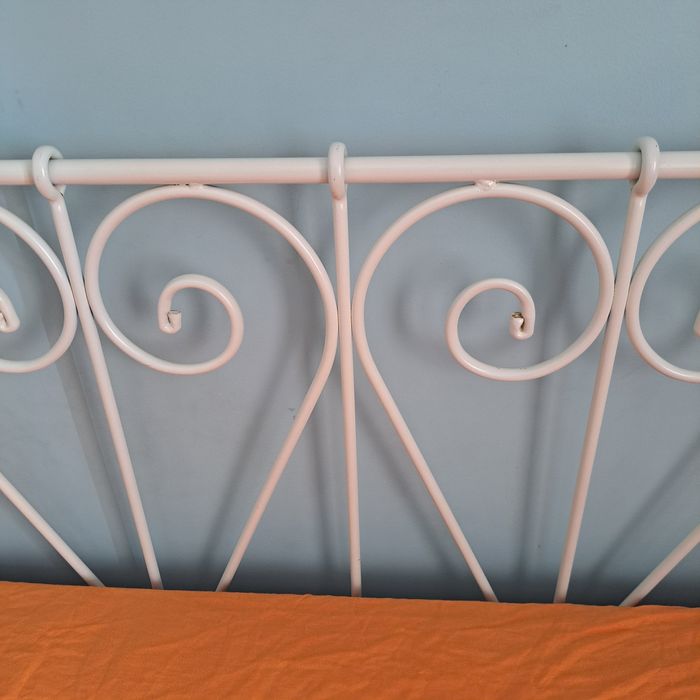 Cama Ikea em metal + cama para visita! + colchão