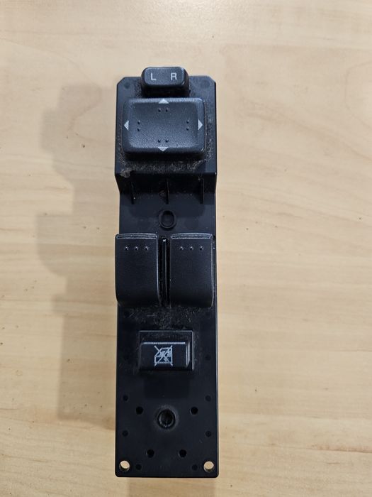 Sterowanie szybami Mazda 5 z 2005 roku.