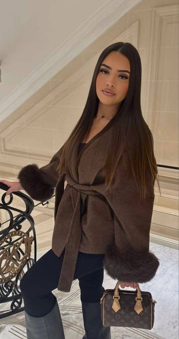 Пальто з хутряними манжетами