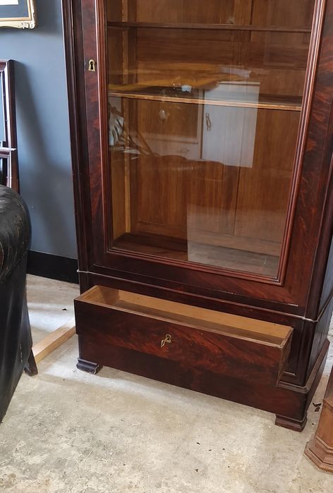 Elegante vitrine antiga de estilo clássico, em madeira escura