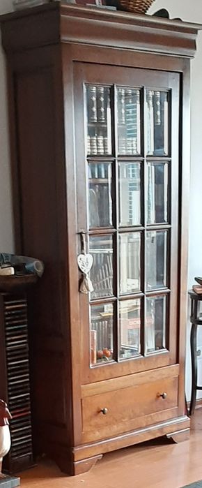 Móvel Cerejeira com prateleiras e gaveta