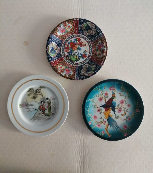 conjunto de três pratos decorativos em cerâmica