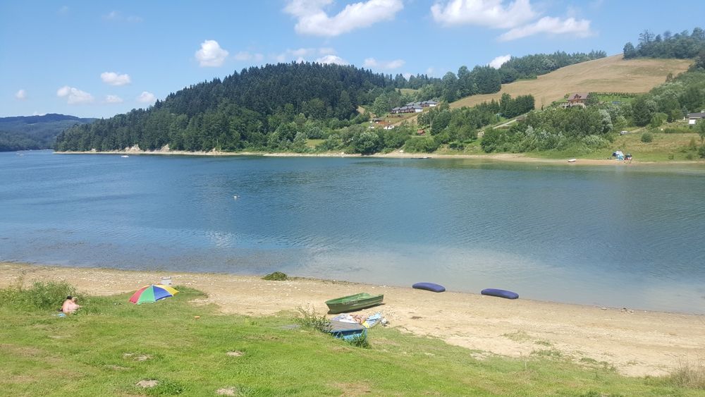 Domki blisko jeziora ,  wolny domek w Bieszczadach górach nad jeziorem